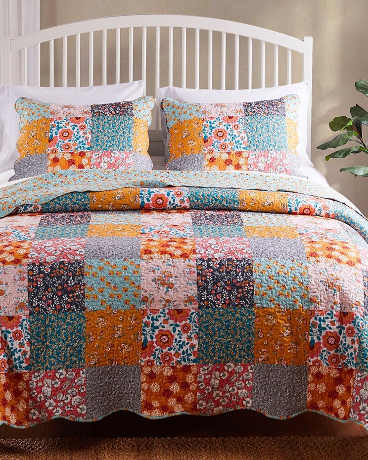 Carlie Quilt Set image number 1